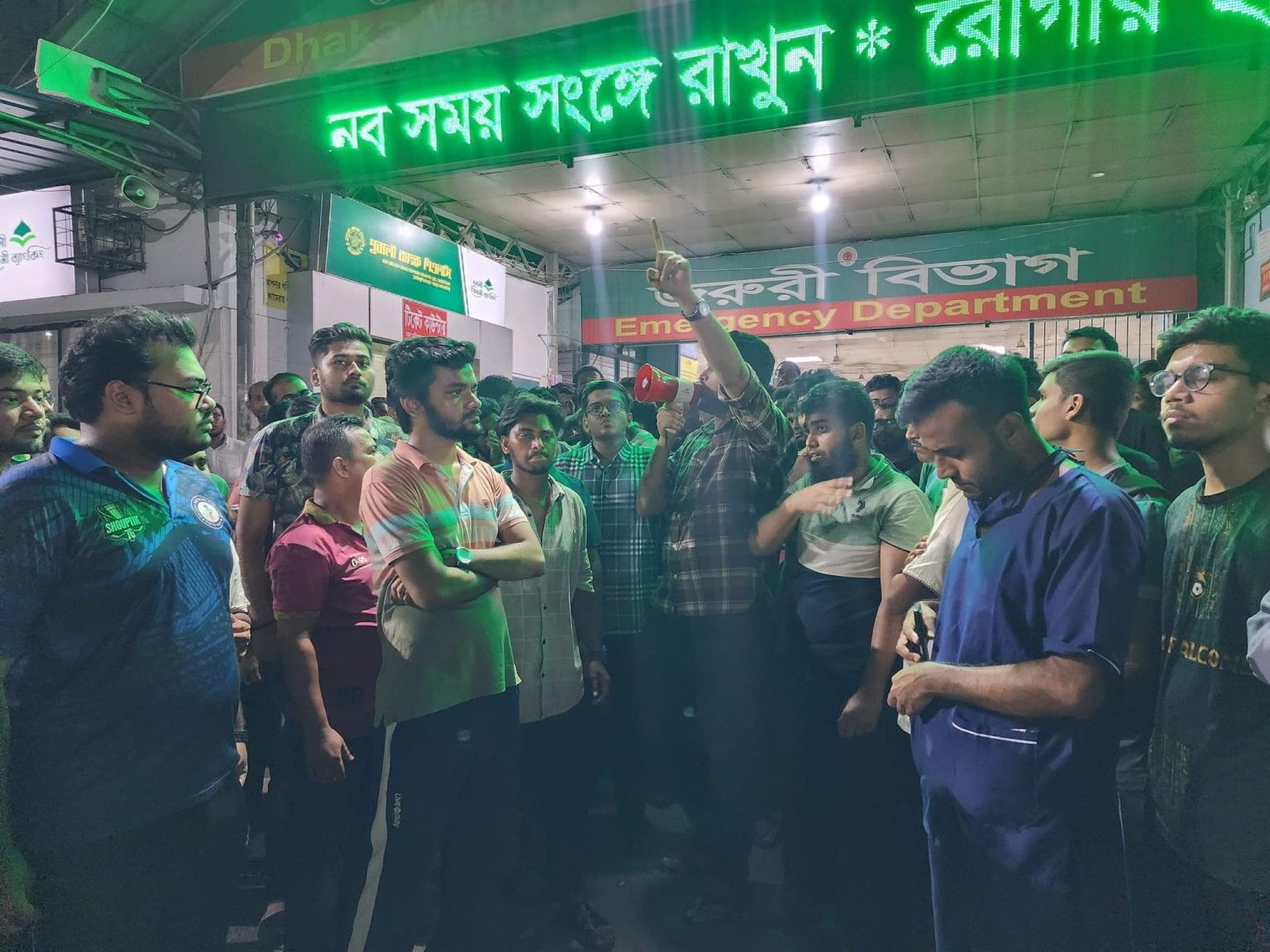 ঢামেকের ওটিতে ঢুকে ৩ চিকিৎসককে মারধর : ব্যবস্থা নিতে আল্টিমেটাম » DENTAL TIMES